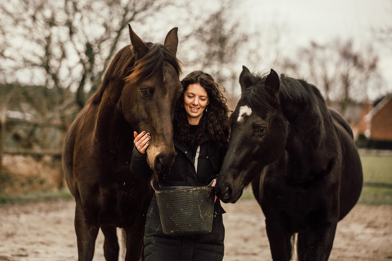 Marjo between her two horses