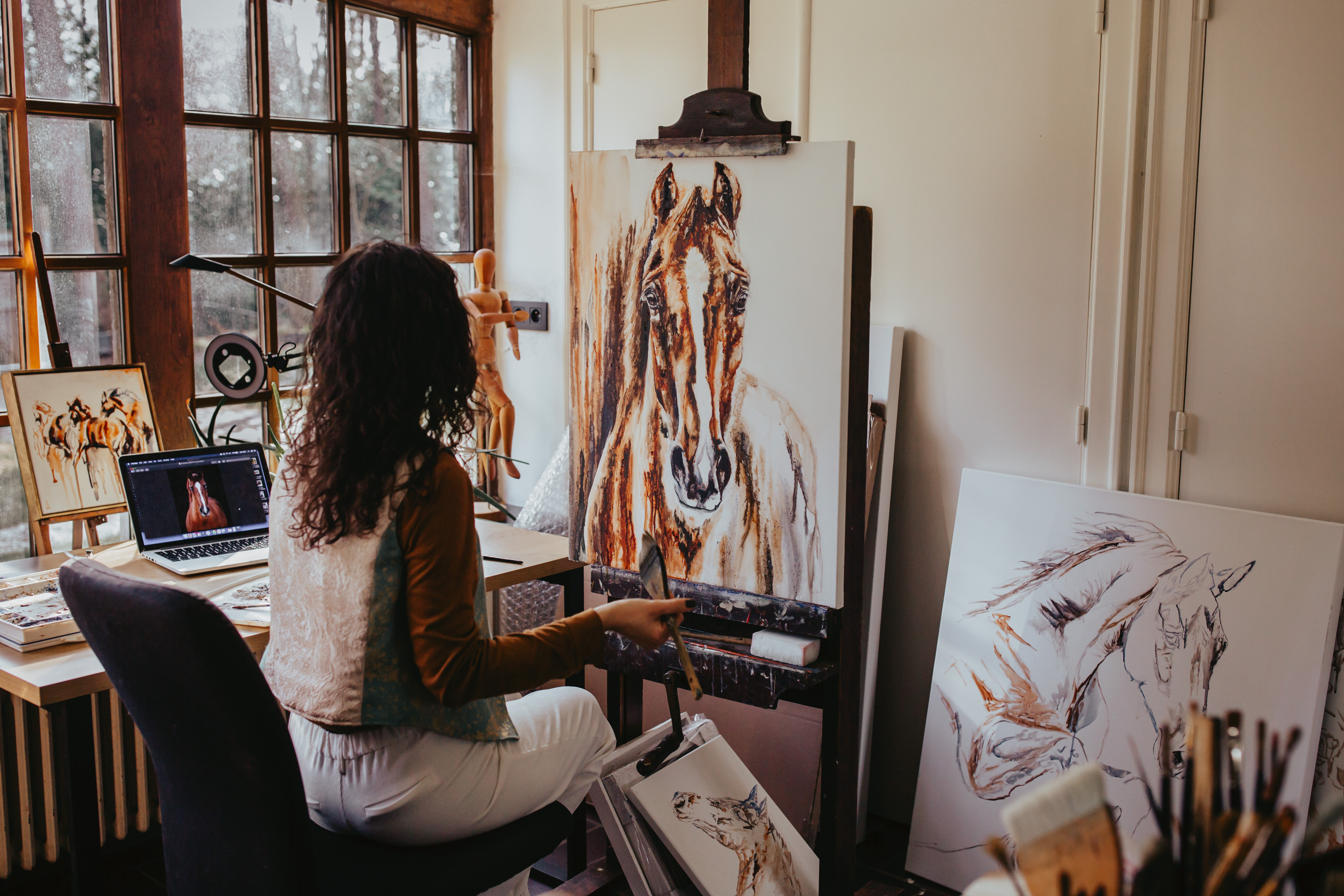Marjo Lebbe painting a custom equine portrait in her studio