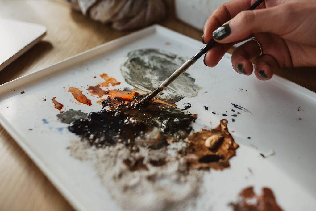 Marjo's brush mixing watercolour on a laden palette