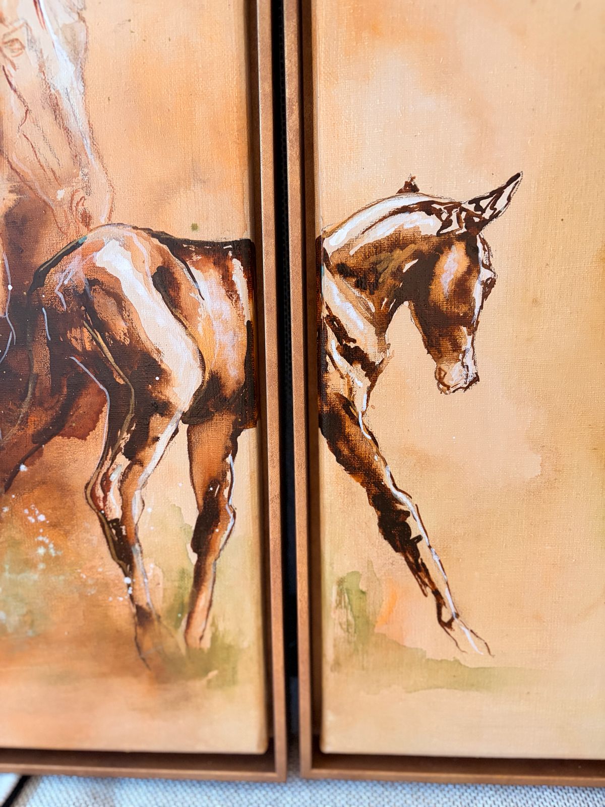 Letting go, te zien in zijn houten zwevende lijst met goud-messing look