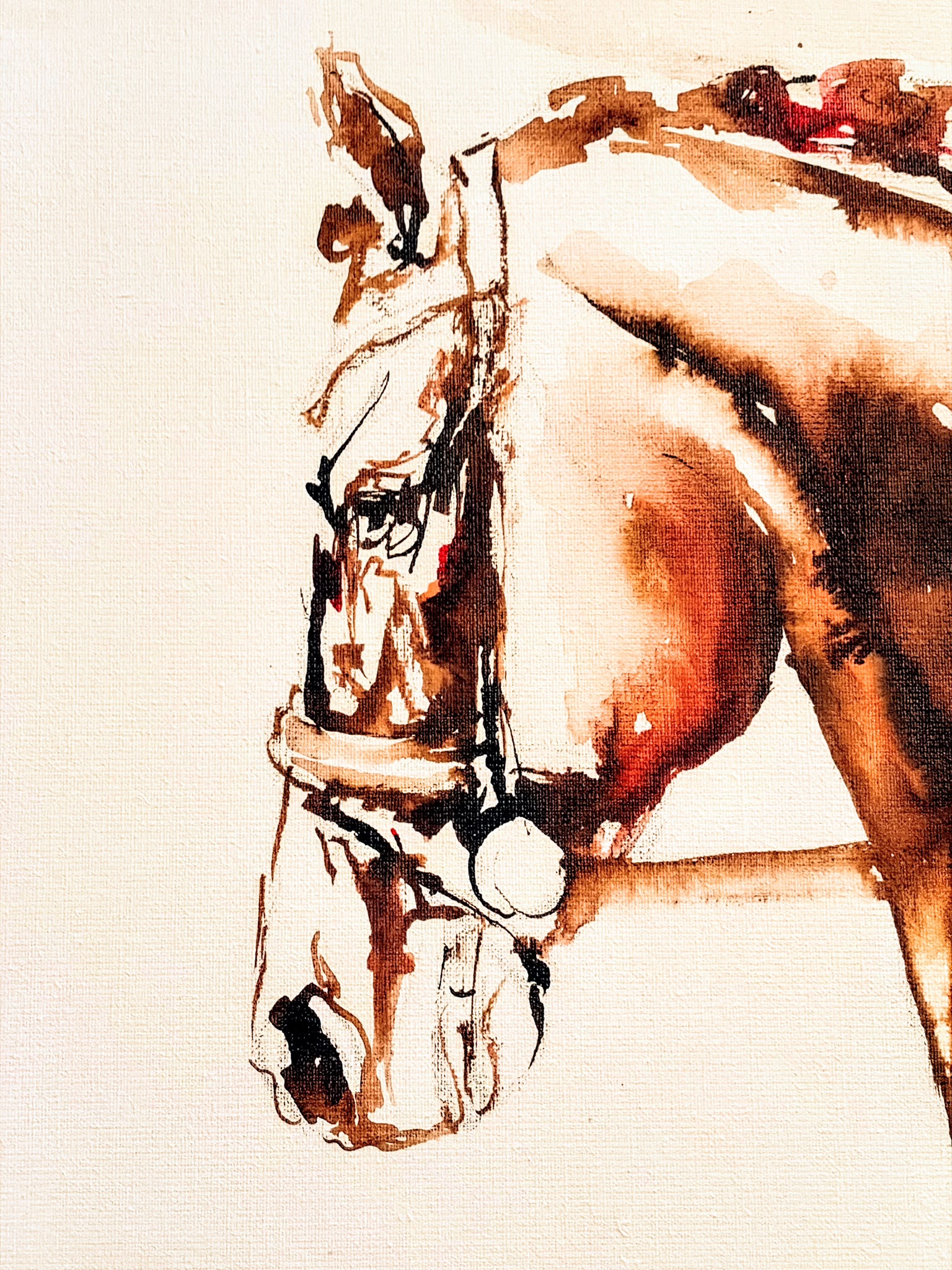 Close-up van het paardenhoofd met hoofdstel, sienna-inktlijnen op het blanke linnen