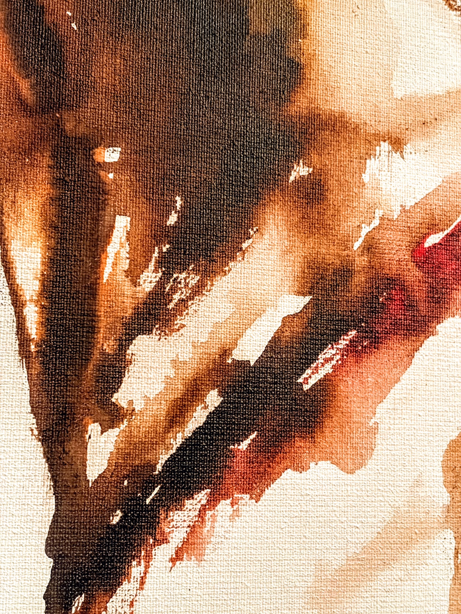 Detail van donkere omber-penseelstreken met een vleugje rood op het linnen weefsel