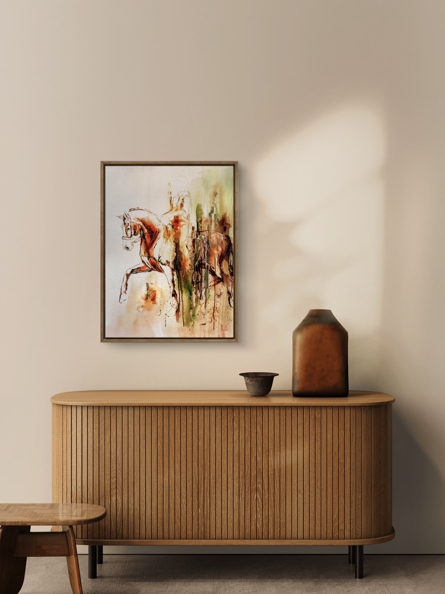 Between us IV boven een houten dressoir in een rustig, licht interieur