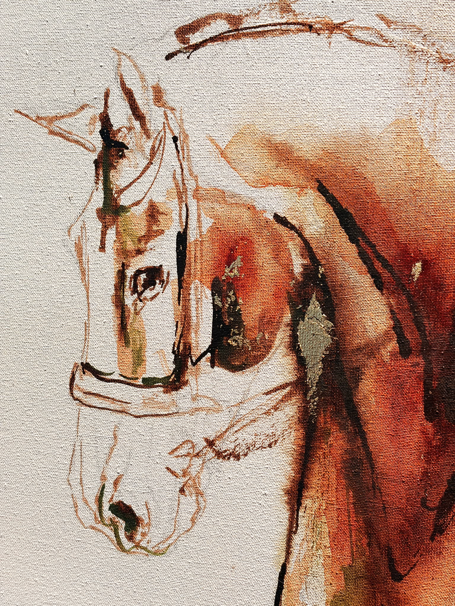 Close-up van het paardenhoofd met hoofdstel, roestkleurige inktlijnen en een vleugje groen op het blanke linnen
