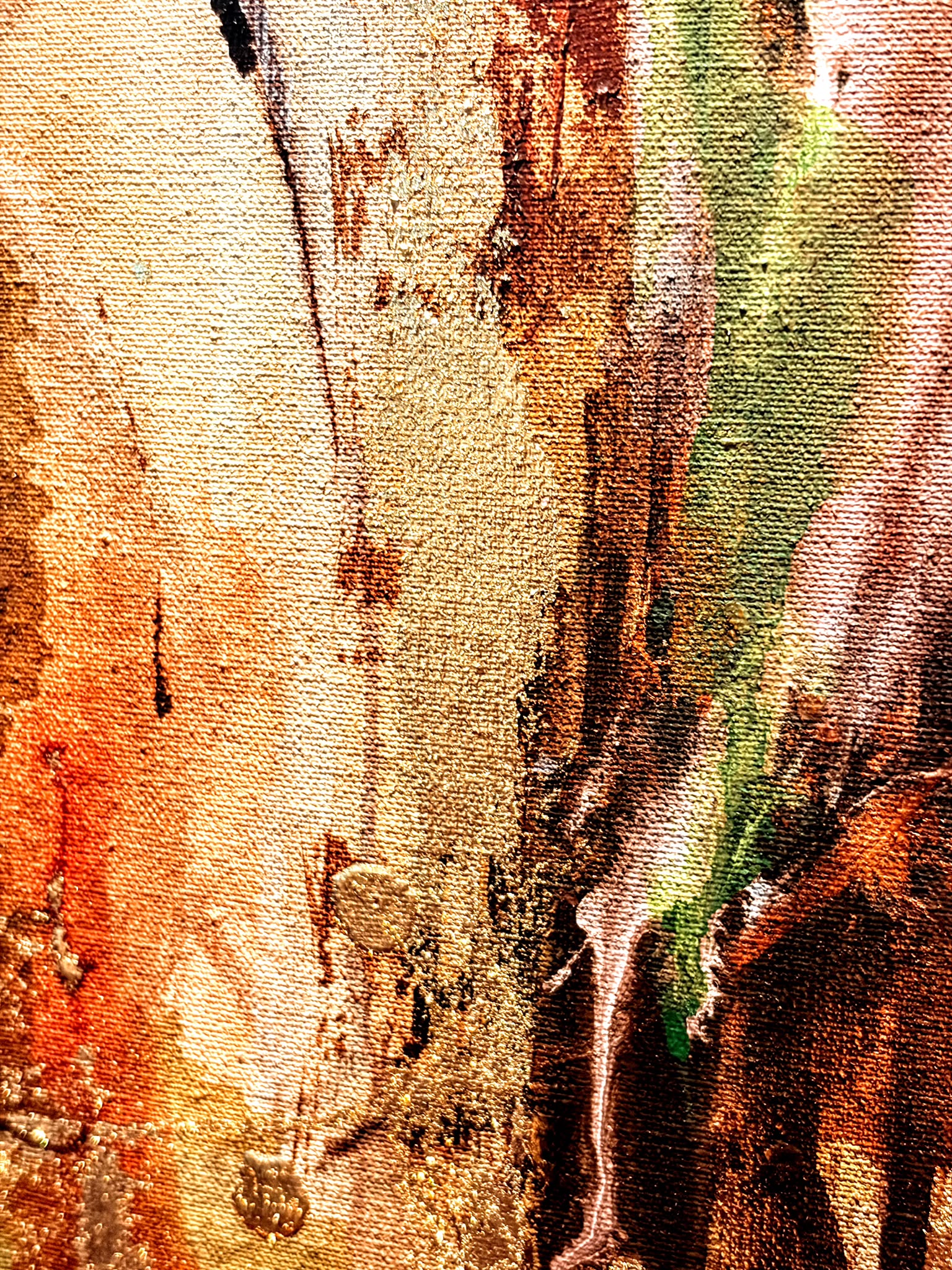 Detail van roest- en bladgoudtexturen met een felgroene druppel op het linnen weefsel