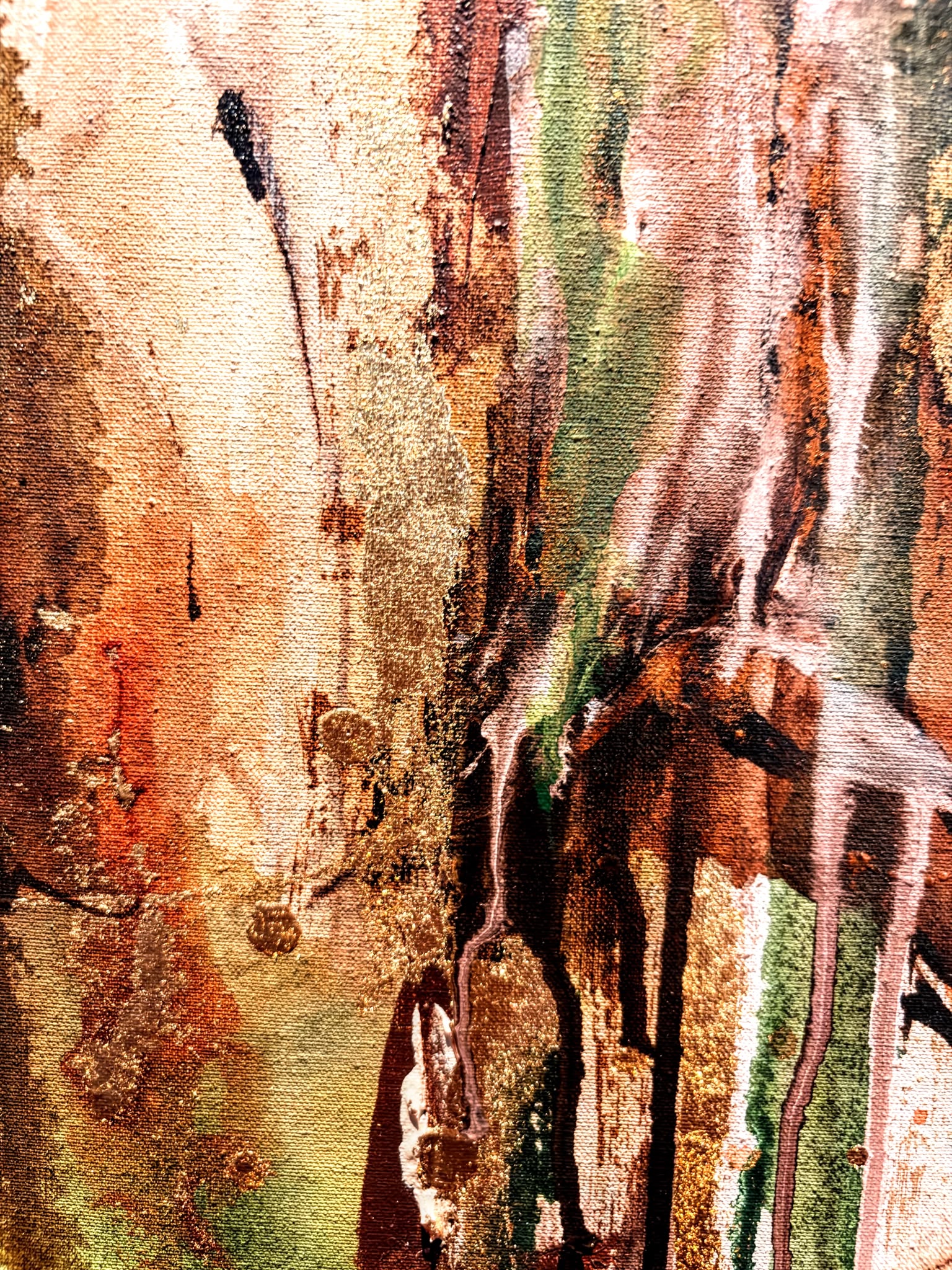 Detail van gelaagde druppels in roest, groen, goud en oudroze