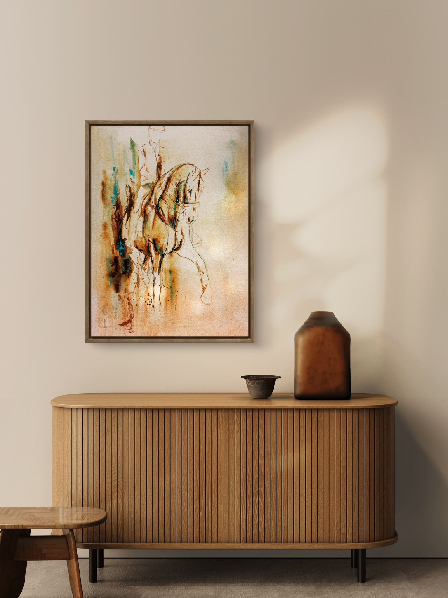 Between us V boven een houten dressoir in een rustig, licht interieur