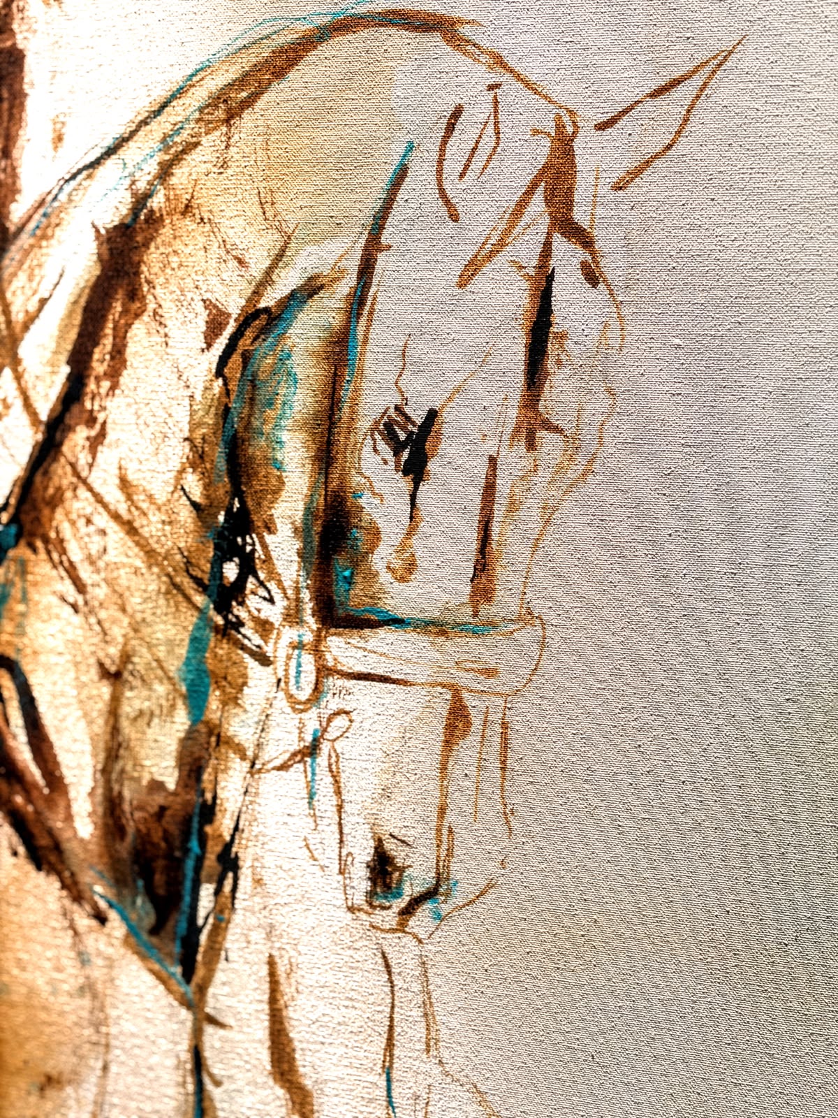 Close-up van het paardenhoofd met hoofdstel, okerkleurige inktlijnen en turquoise accenten op het blanke linnen