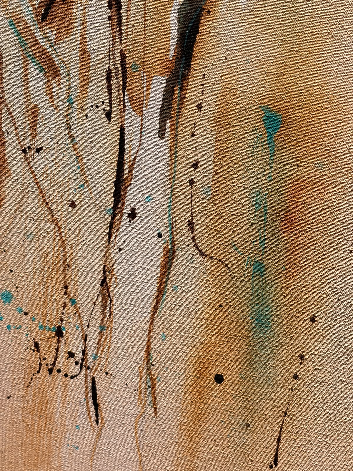 Detail van fijne inktlijnen, zwarte spatten en zachte turquoise druppels op okerkleurig linnen