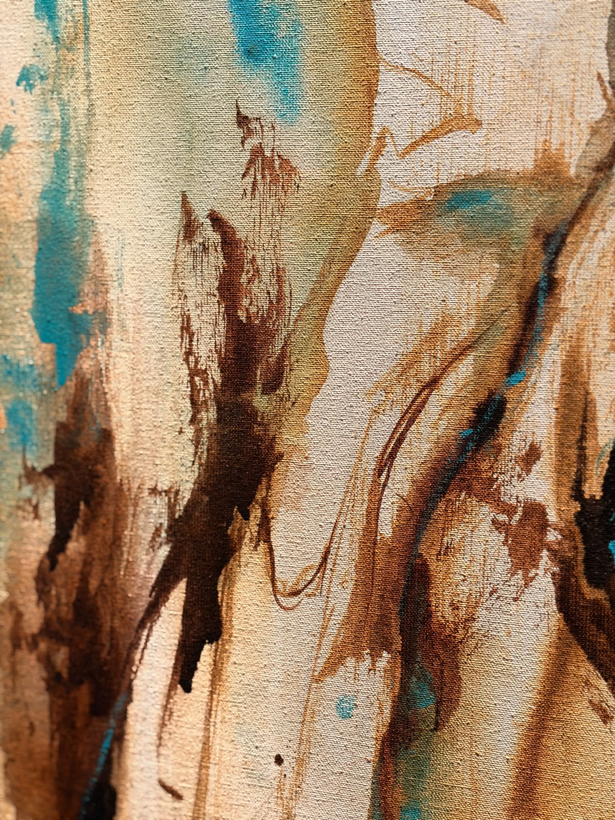 Detail van zwierige bruine penseelstreken met turquoise lagen