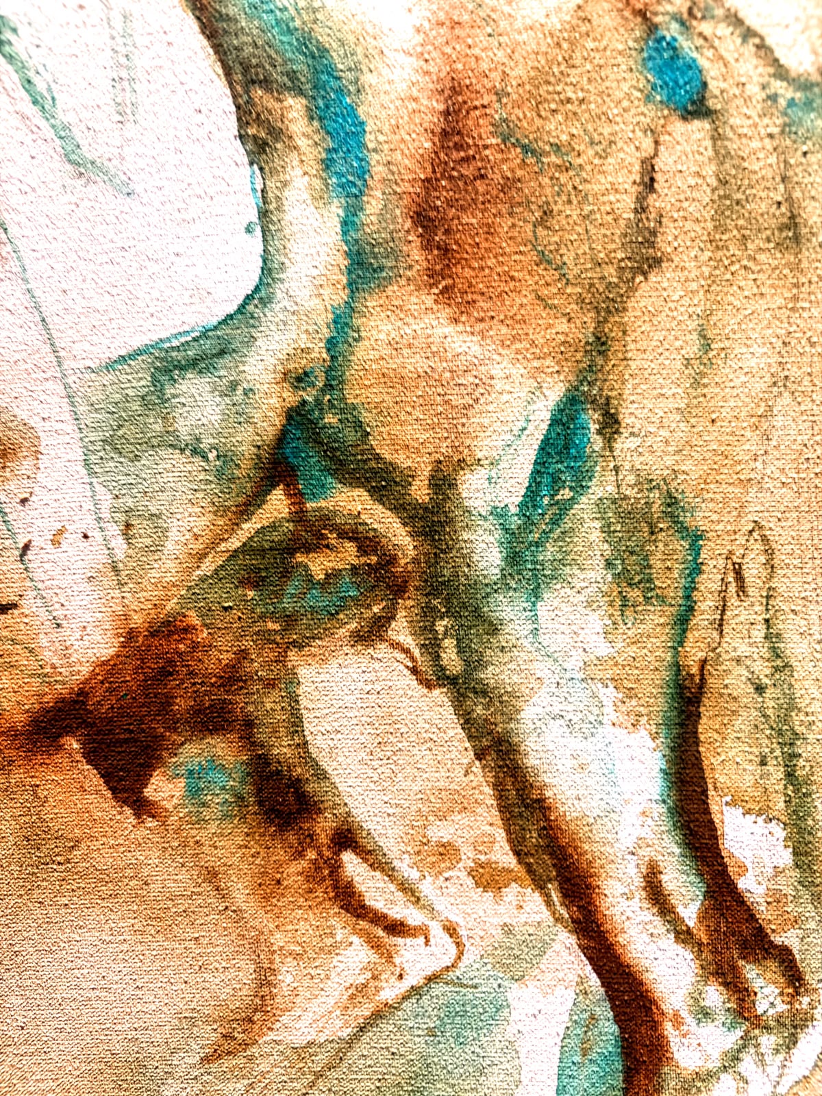 Detail van vloeiende turquoise en roestkleurige lagen op het linnen weefsel