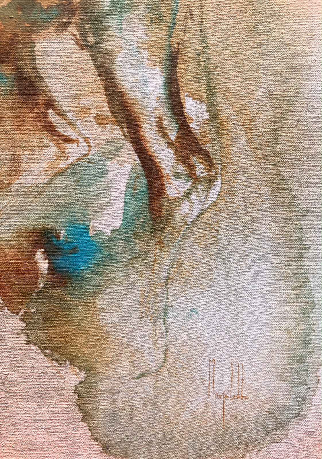 Detail van saliegroene en turquoise lagen met de handtekening van de kunstenaar