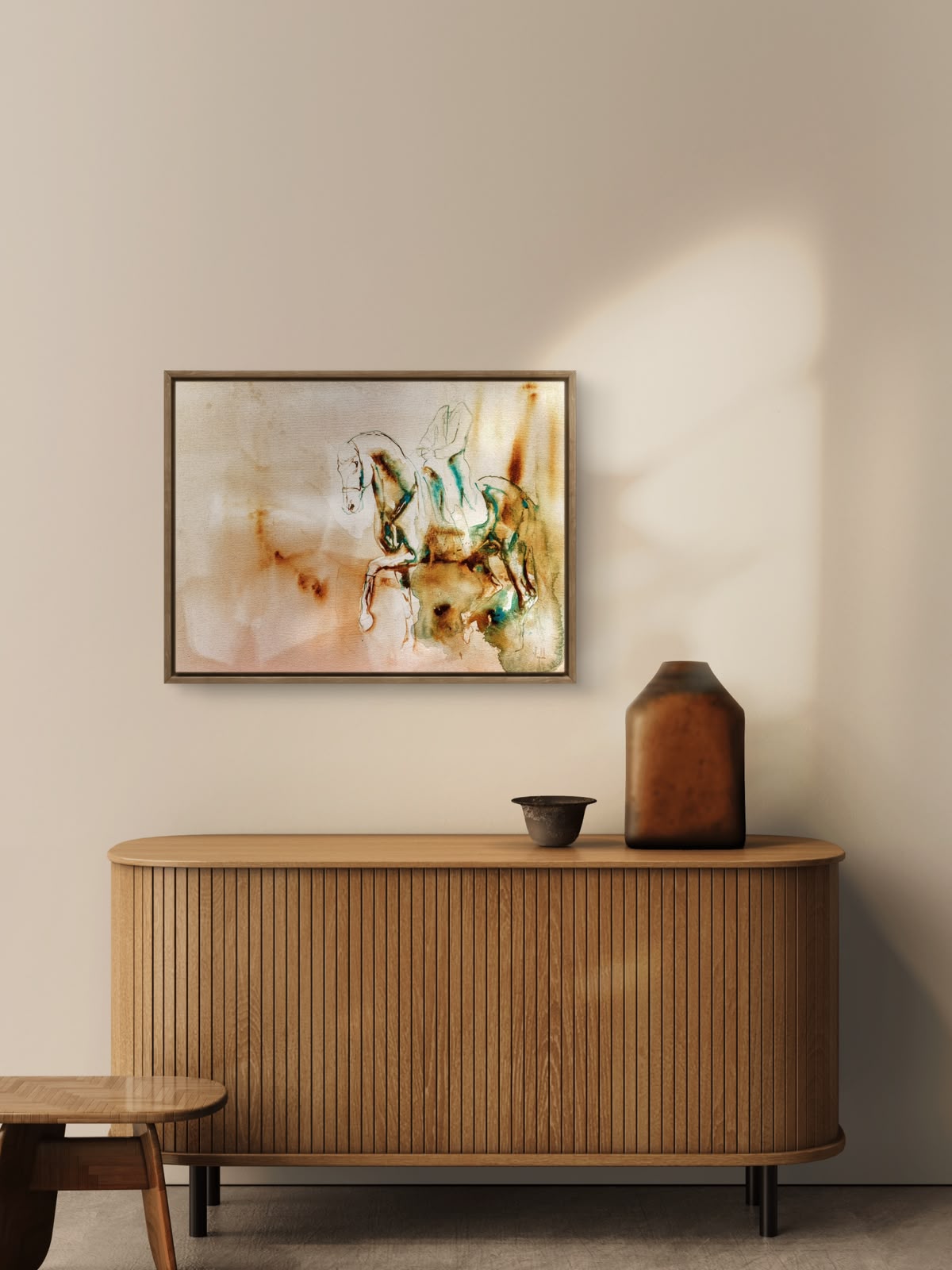 Between us VI boven een houten dressoir in een rustig, licht interieur