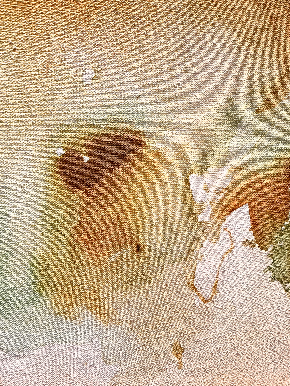 Detail van zachte oker-, omber- en saliegroene lagen op linnen