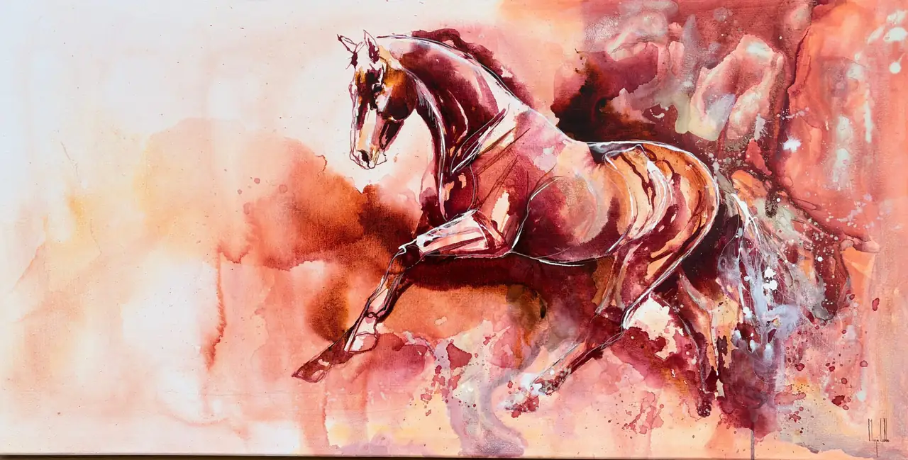 Athena, origineel schilderij in acrylinkt van een kastanjerood paard in beweging, getekend in een vloeiende lijn en omgeven door stormachtige karmijnrode en terracotta wassingen op linnen canvas
