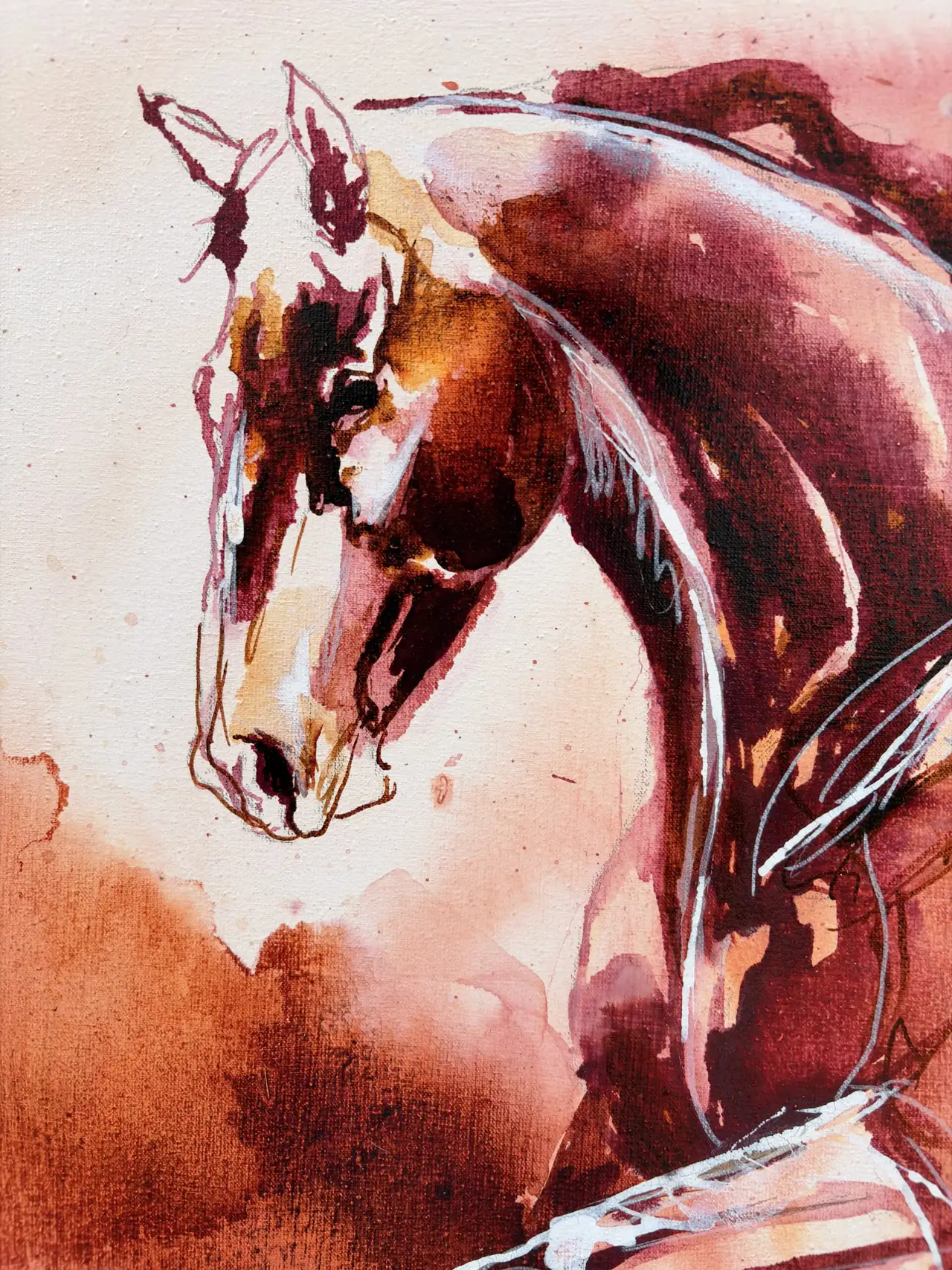Detail van Athena: het gebogen hoofd van het paard in warme kastanjekleurige inkt, de oren naar achteren, luisterend