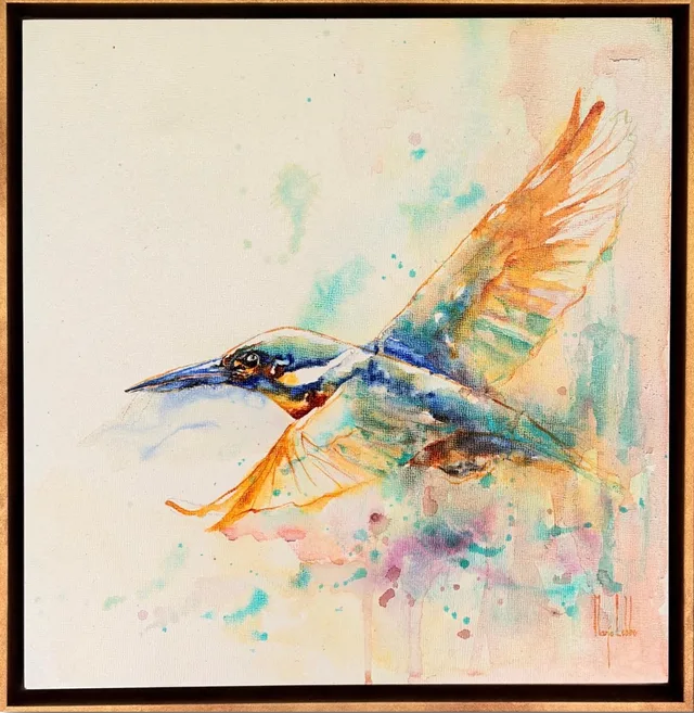 Bird Soul, de ijsvogel: een ijsvogel in vlucht in blauw, turkoois en oranje aquarel, in een houten zweeflijst met gouden messing look
