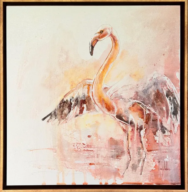Bird Soul, de flamingo: een flamingo in abrikoos, koraal en goud-oker aquarel, in een houten zweeflijst met gouden messing look
