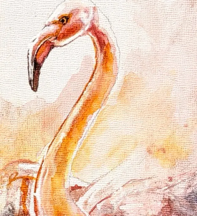 Detail van Bird Soul: de kop en gebogen hals van de voorste flamingo in koraal en goud aquarel