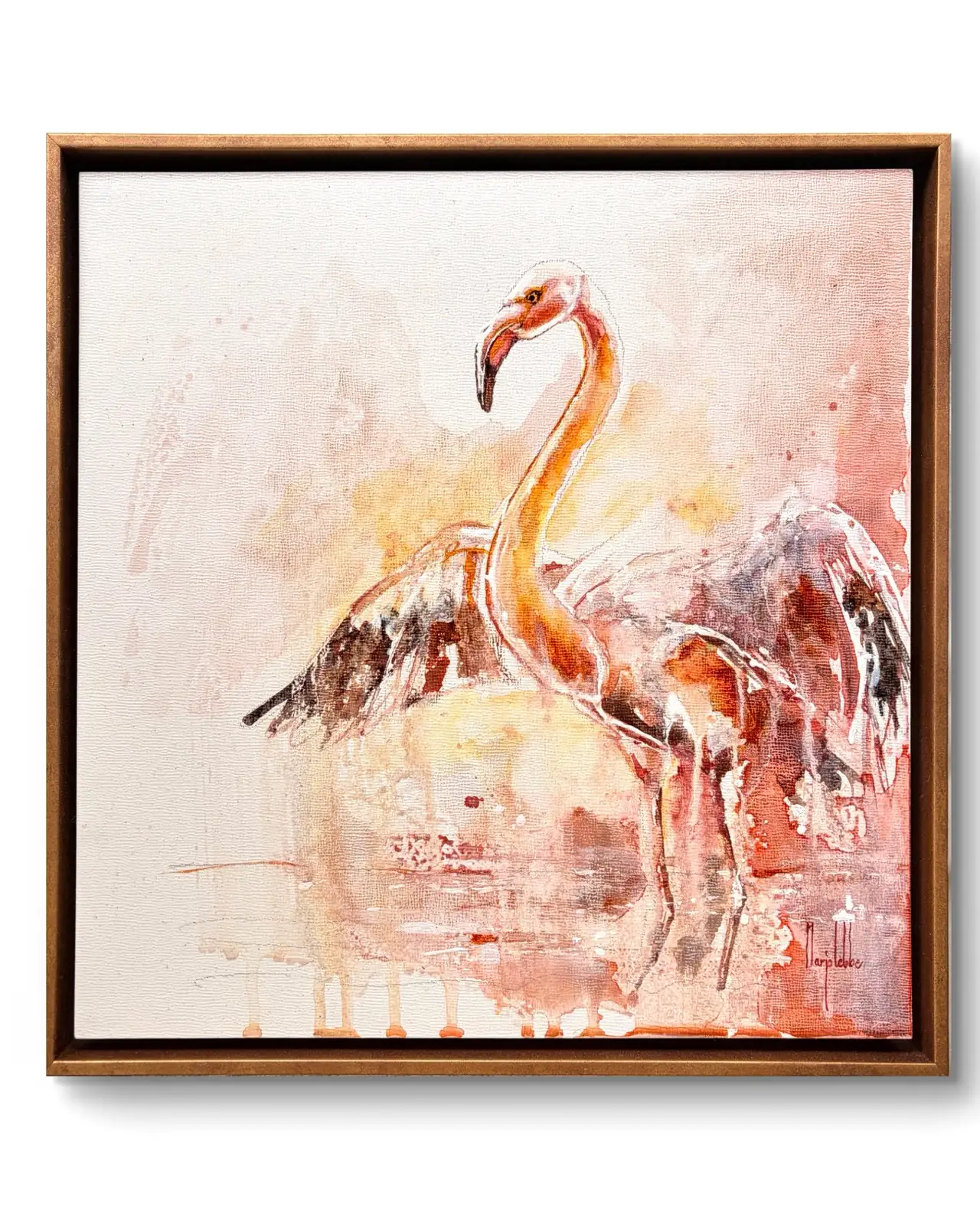 Bird Soul, origineel aquarel van twee flamingo's in abrikoos, koraal en goud-oker met houtskoolgrijze veren, op een houten paneel in een gouden zweeflijst