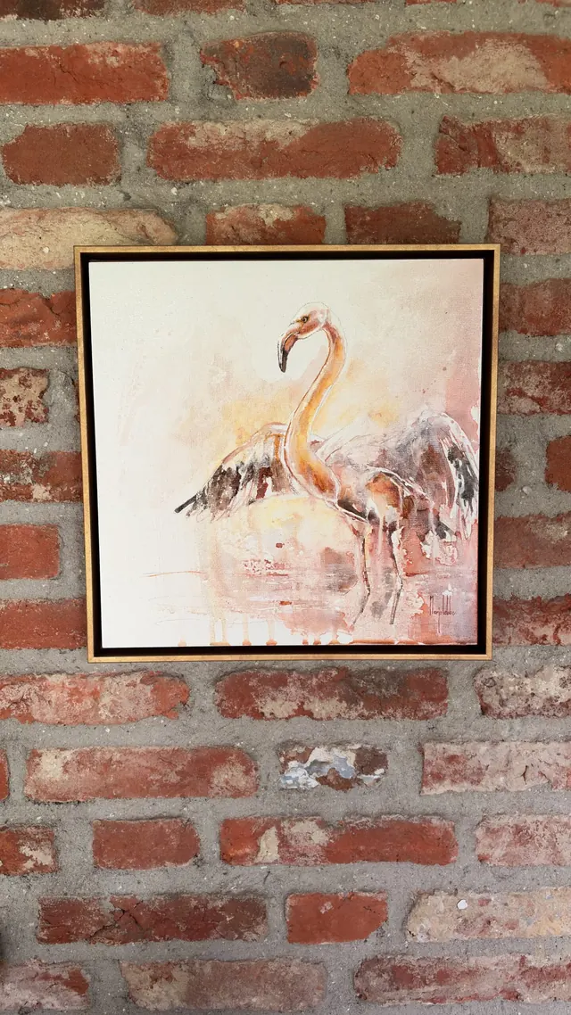 Bird Soul in zijn gouden houten zweeflijst, hangend aan een rustieke bakstenen muur