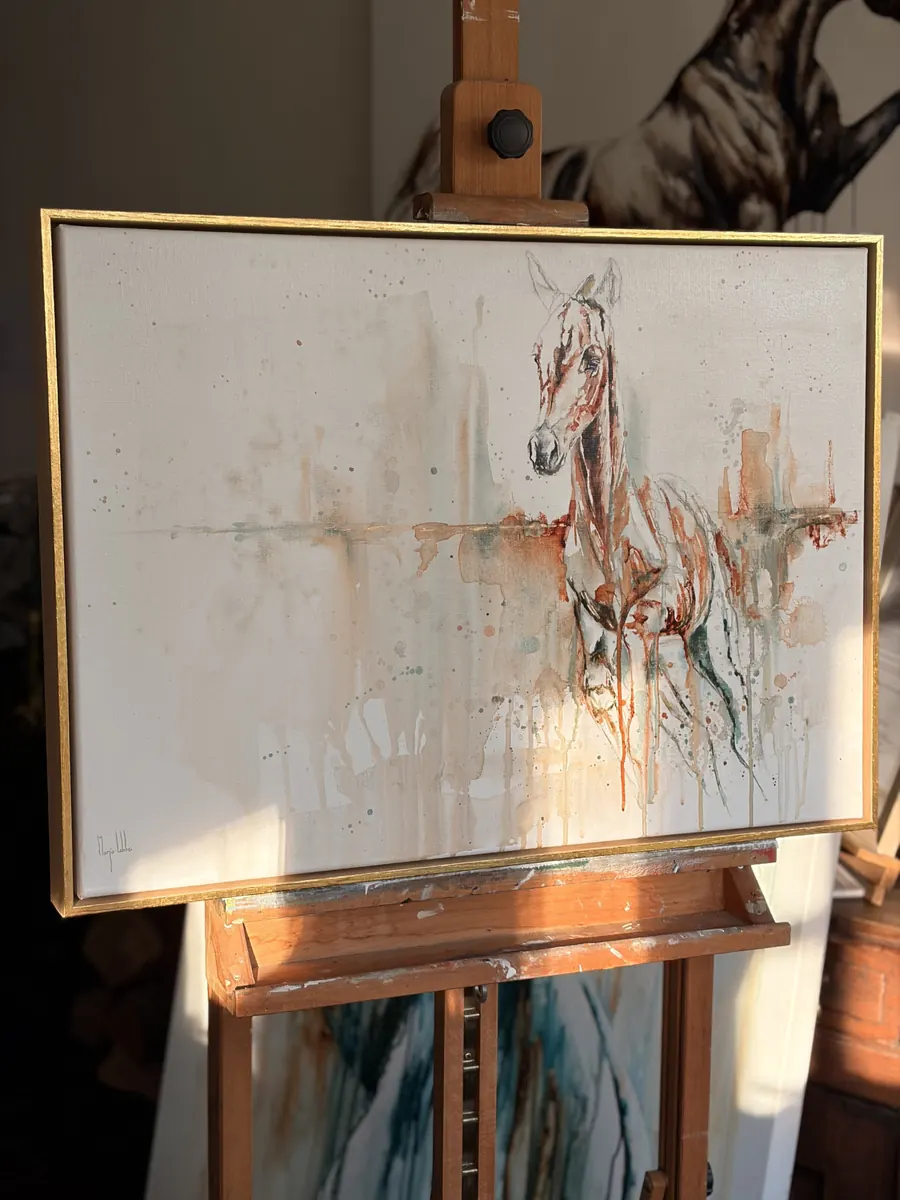 Childhood memories op de ezel in Marjo's atelier, met een paardensculptuur erachter