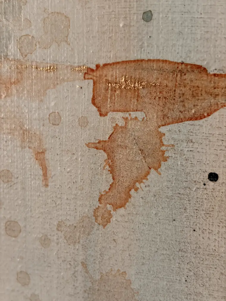Detail van Childhood memories: de gouden lijn die een zacht roestkleurig veld raakt op het doek