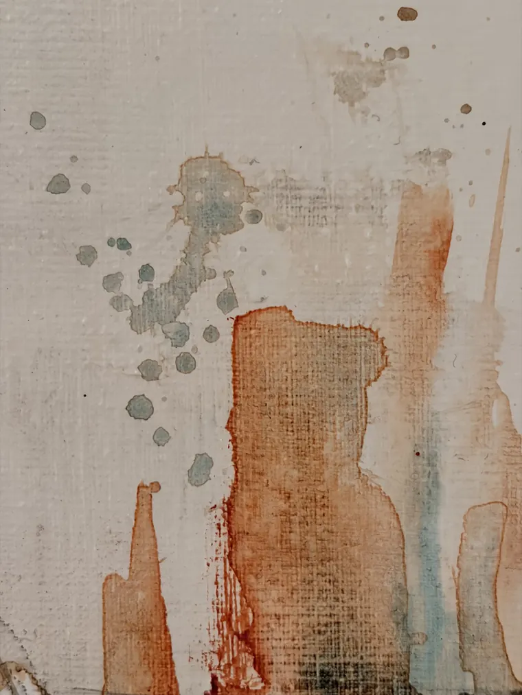 Detail van Childhood memories: grijsgroene spatten en een roestkleurige wassing die in het linnenweefsel trekt