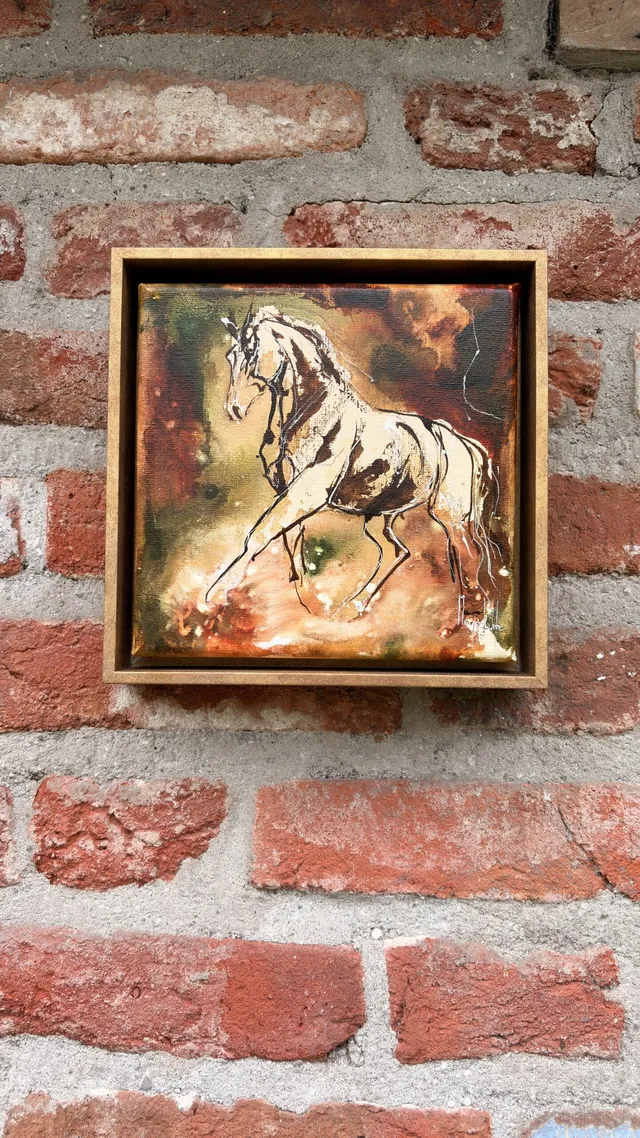 Coalescence in zijn gouden houten baklijst, hangend aan een rustieke bakstenen muur