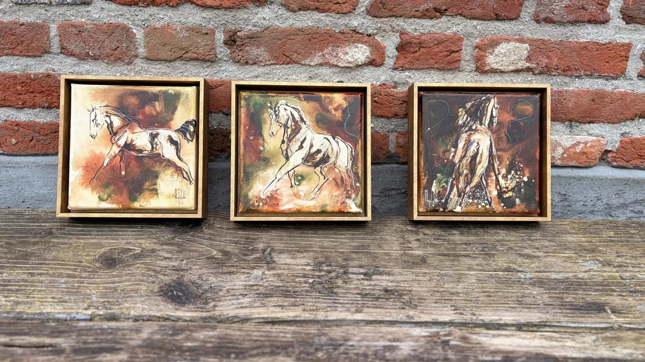 Drie kleine ingekaderde studies uit de reeks Coalescence, zij aan zij op verweerd hout tegen een bakstenen muur