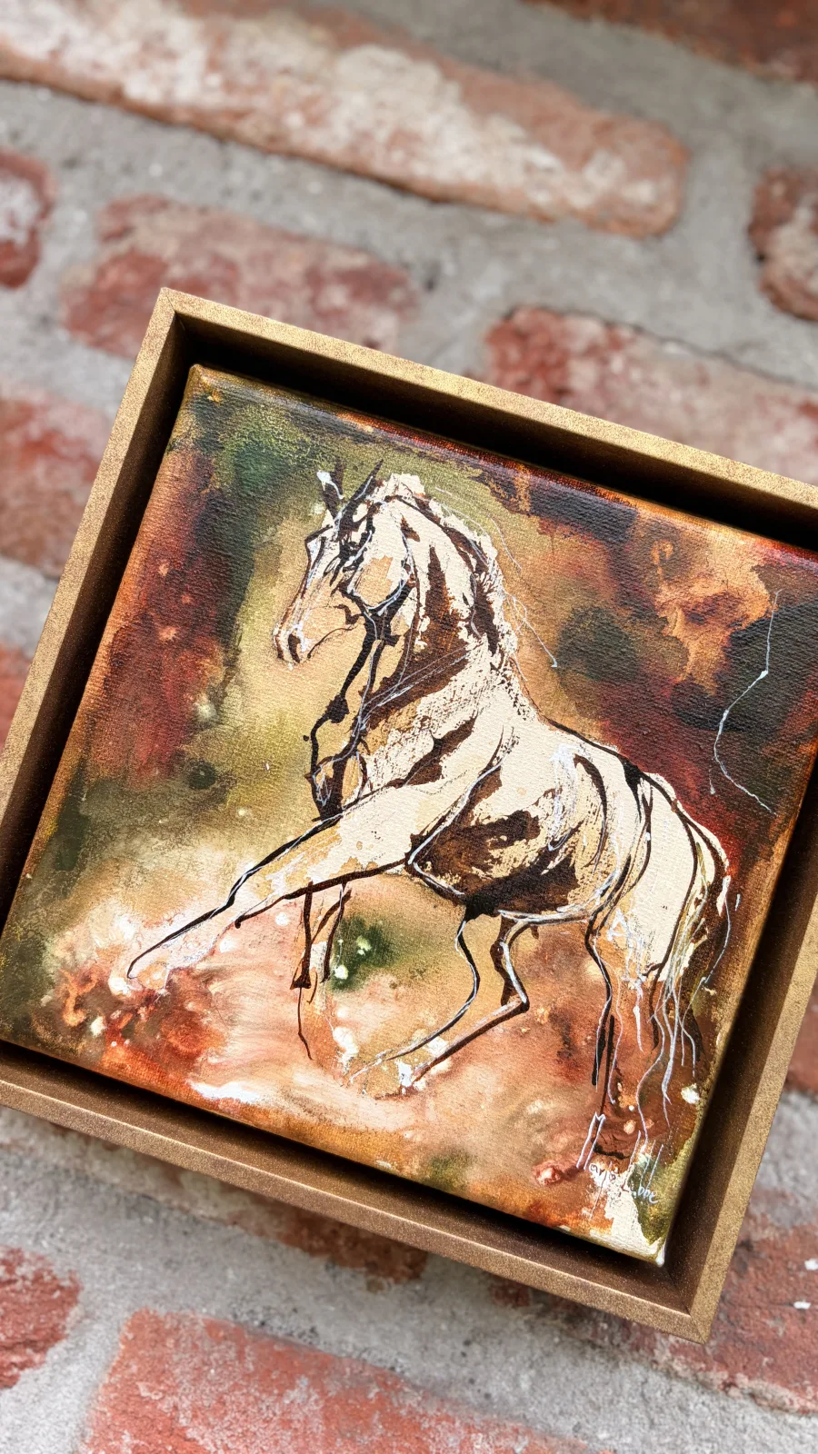 Coalescence in zijn gouden houten baklijst, van bovenaf gefotografeerd op een rustieke bakstenen ondergrond