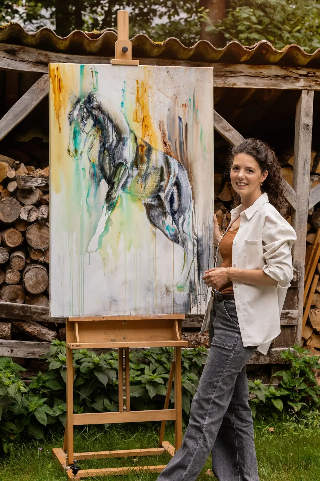 Marjo Lebbe naast Ephemeral op de ezel in haar tuin