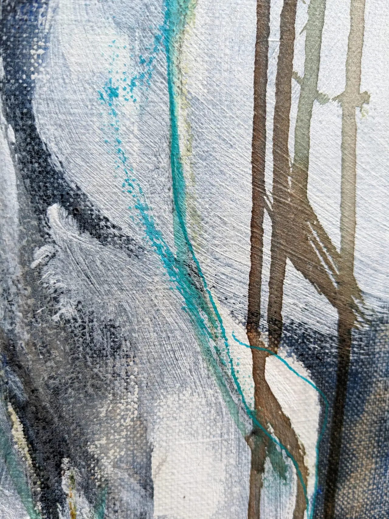 Detail: lange druppels pigment die over het canvas lopen