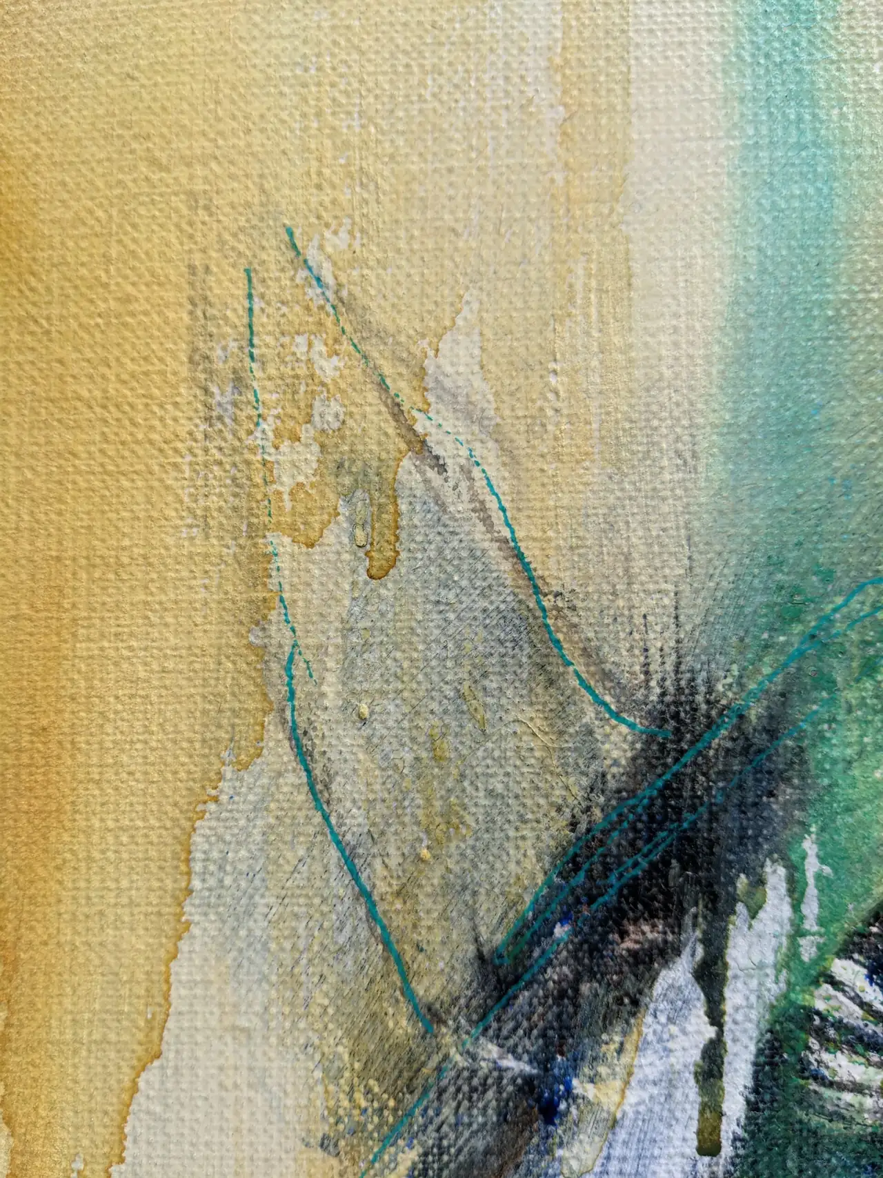 Detail van Ephemeral: warme okergloed over het linnen