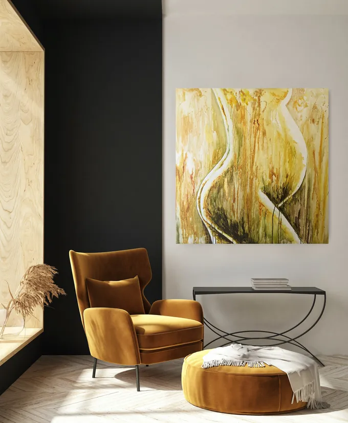 Visualisatie: You’re glowing boven een smalle sidetable, naast een okerkleurige fluwelen fauteuil tegen een donkere muur