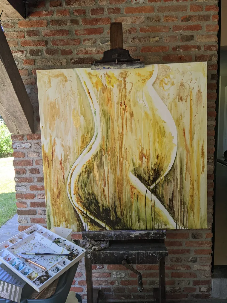 You’re glowing op de ezel tegen een bakstenen muur in het atelier van Marjo Lebbe, met een aquarelpalet en penselen op de voorgrond
