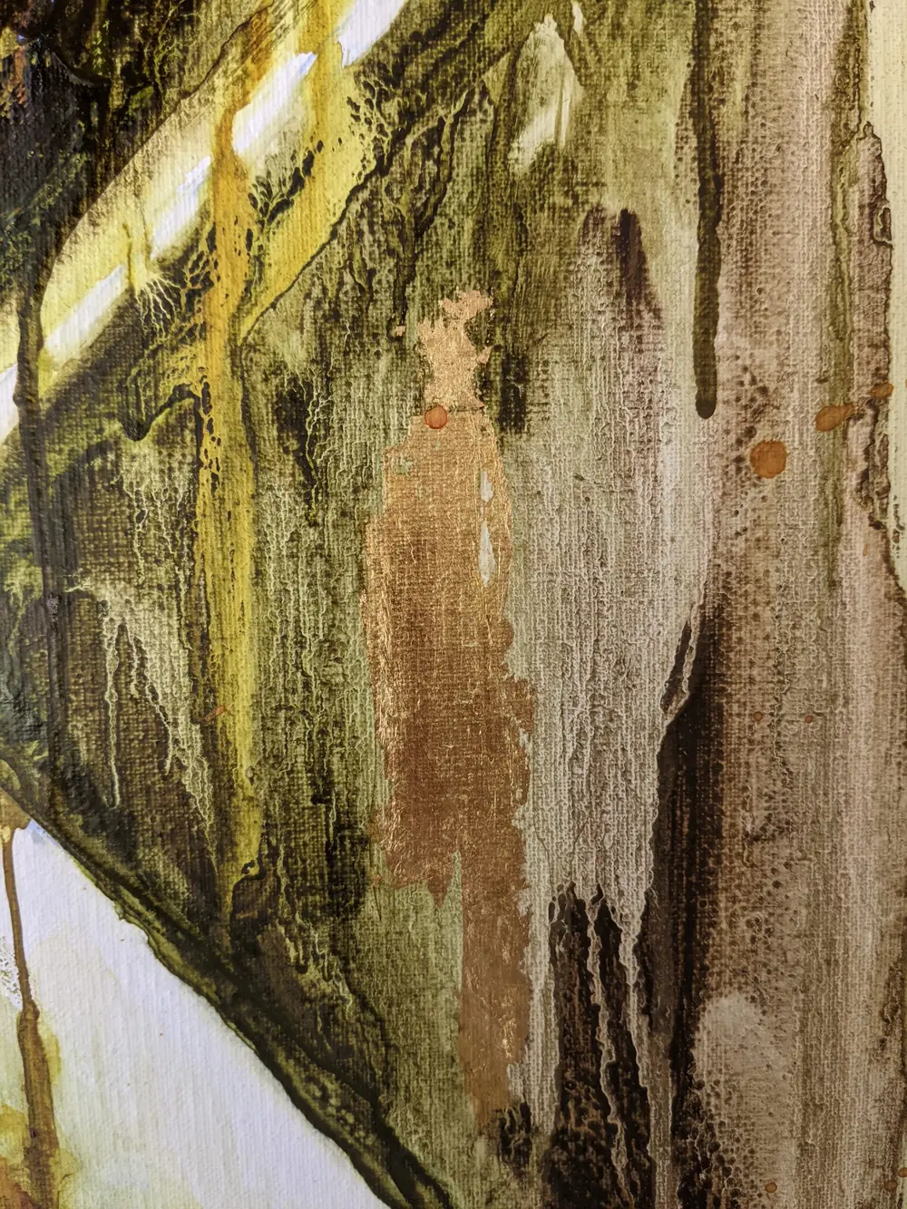 You’re glowing van dichtbij: 24kt bladgoud en olijfgroene, omberbruine en okergele aquarel die naar beneden lopen over de linnen weefsel
