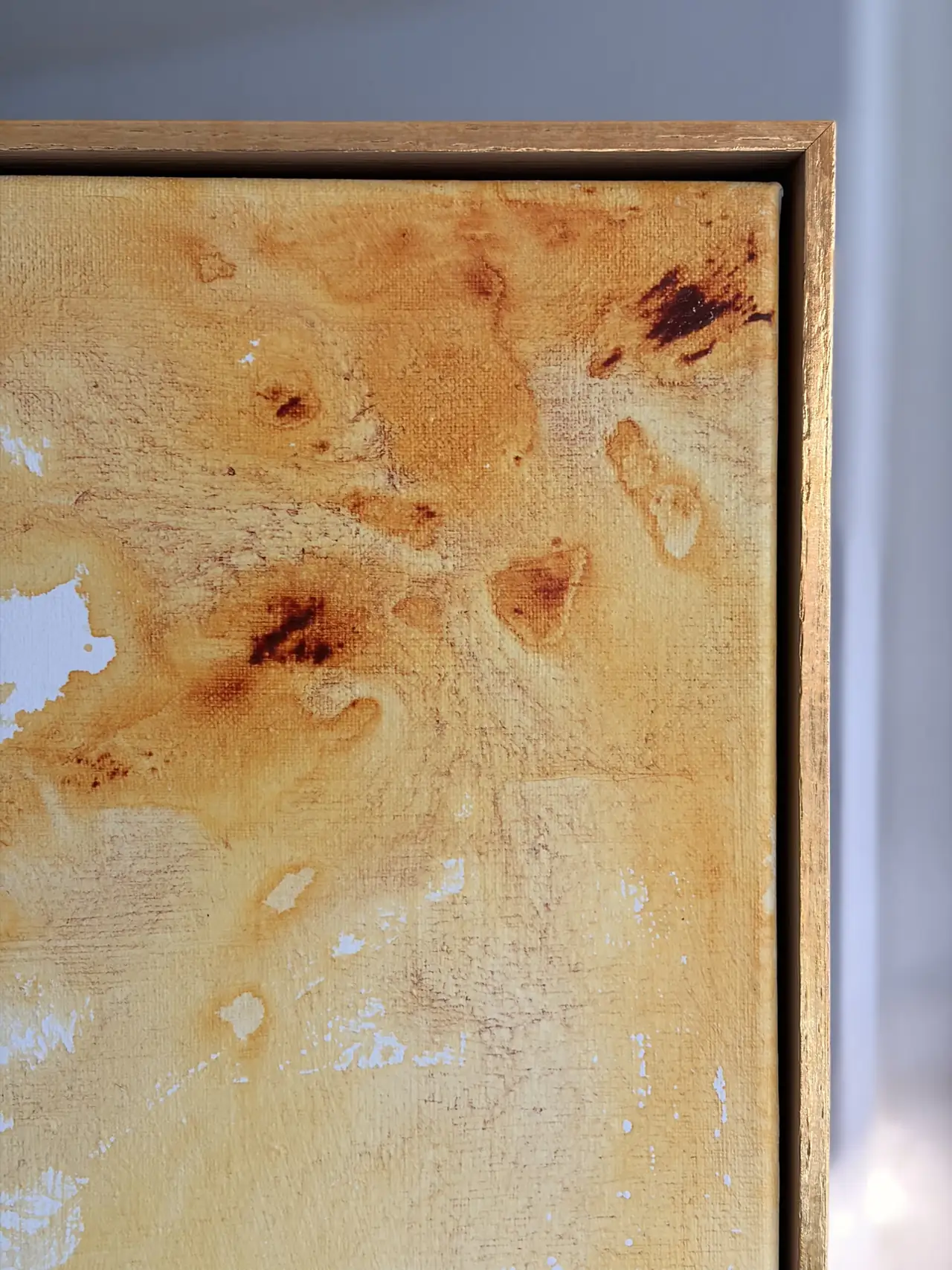 Detail van de gouden zon, honing- en ambertinten die openbloeien over het linnen naast de gouden rand van de eiken lijst