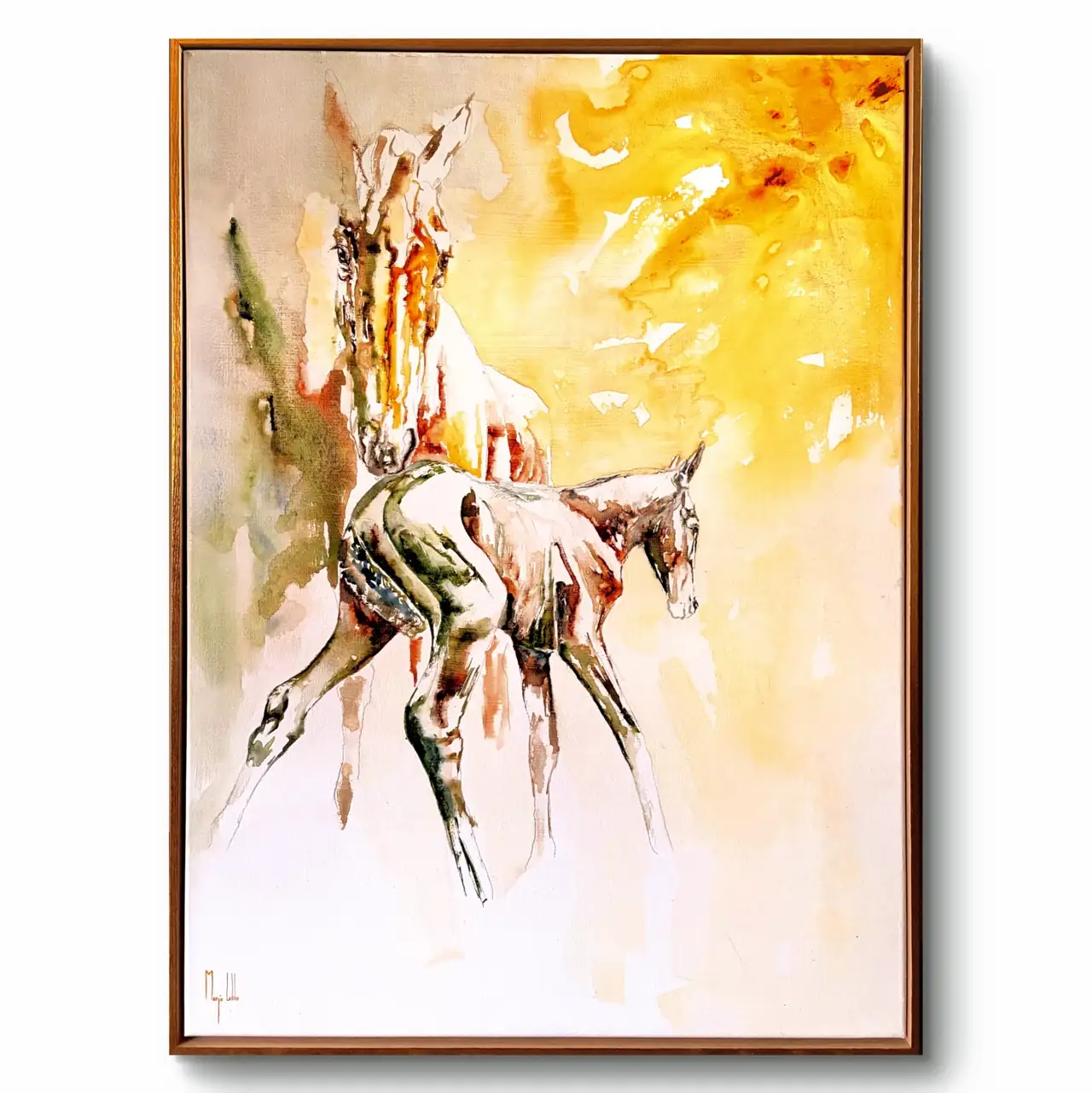 My favourite part of me, origineel aquarel van een merrie in warm okergeel met haar veulen tegen zich aan, een uitbarsting van gouden zon rechtsboven, op linnen doek in een eiken lijst