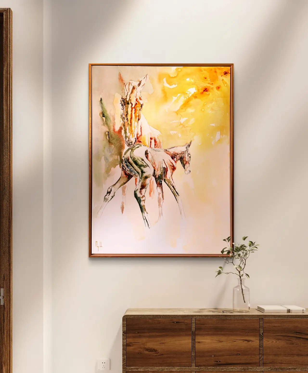 My favourite part of me in eiken lijst aan een warme witte muur boven een houten dressoir, zonlicht en een klein plantje ernaast