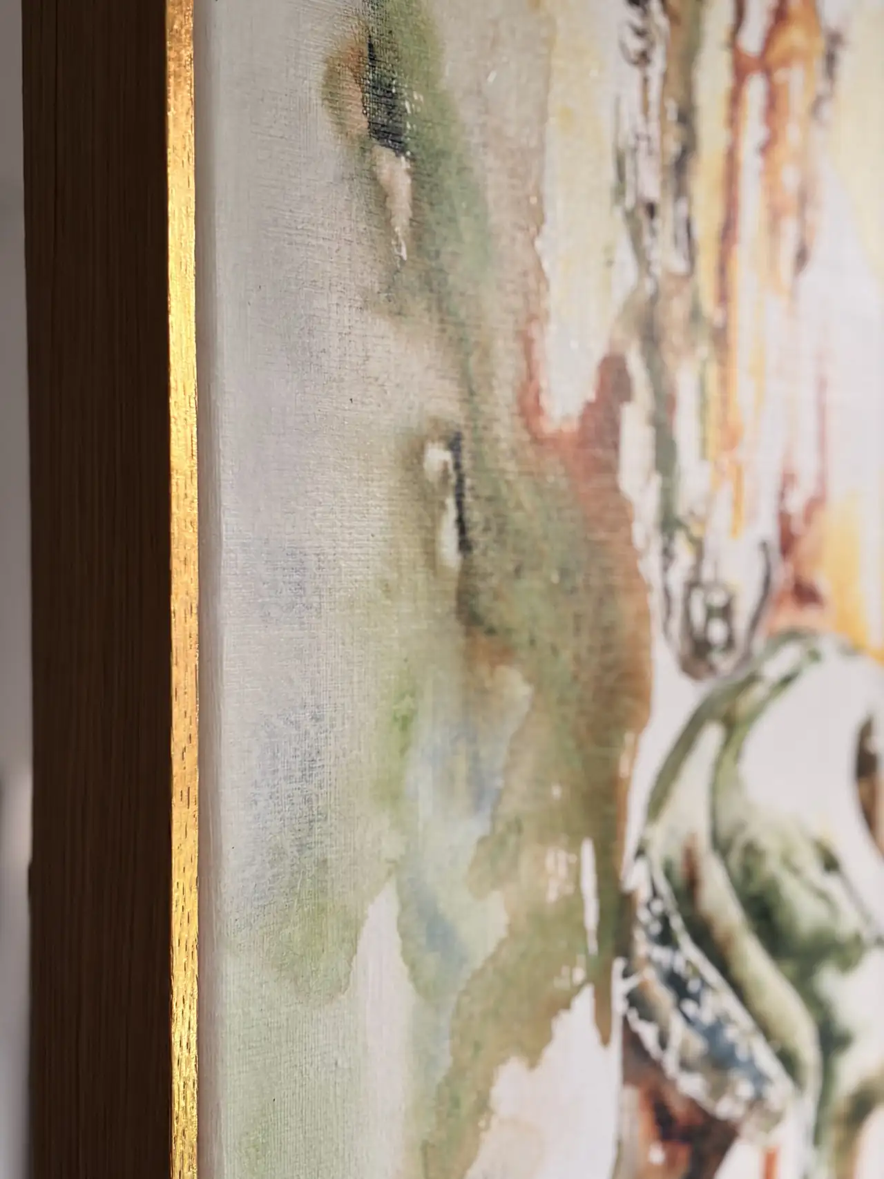 Detail van groen-aardse tinten die neerdalen in het zichtbare weefsel van het linnen, met de gouden rand van de zweeflijst