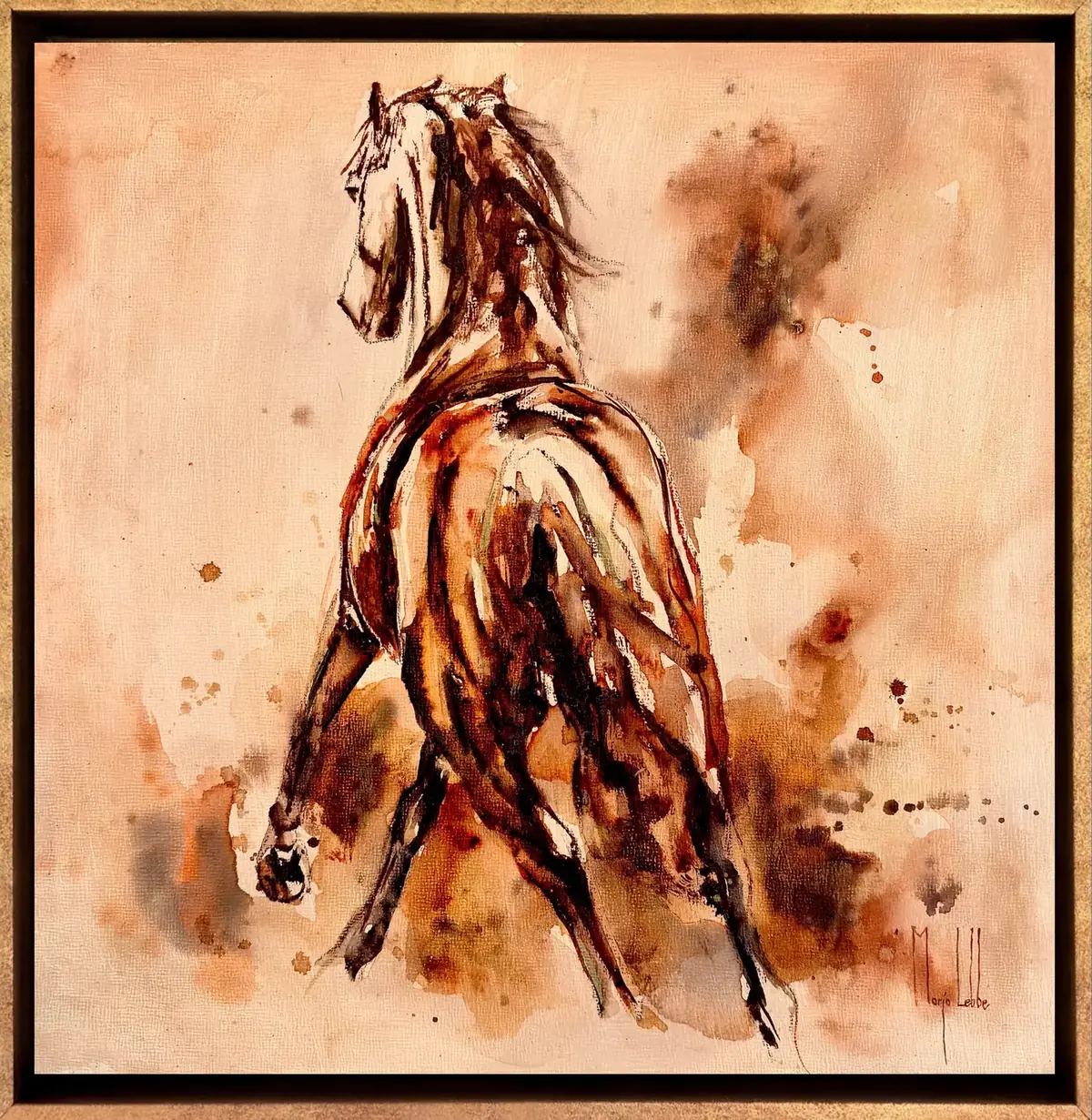 Out of his sight, 30 bij 30 cm: een paard van achteren gezien in oker en roest aquarel op linnen, in een zwevende lijst