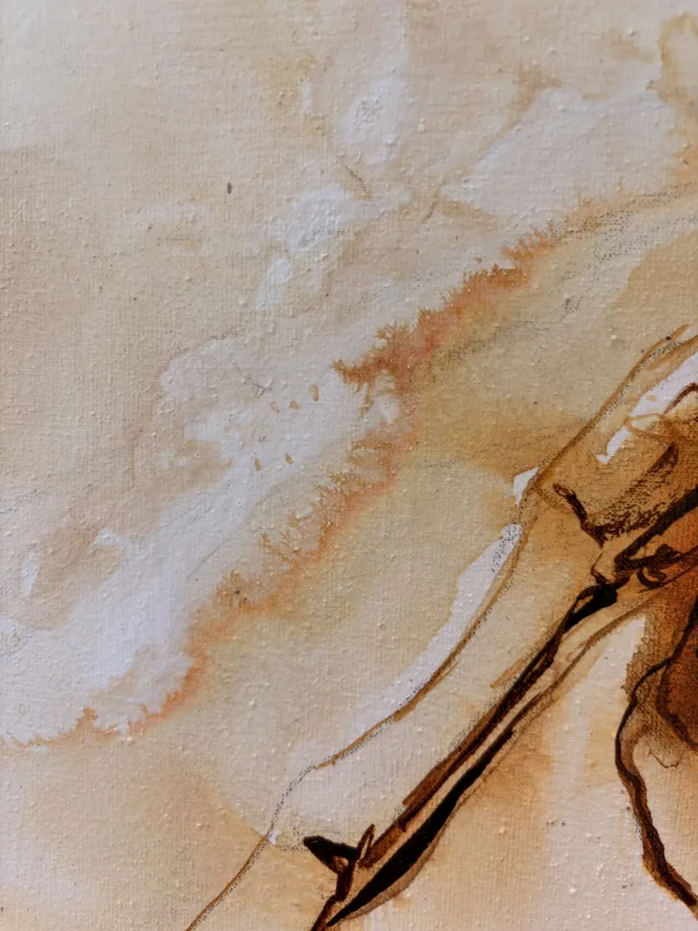 Detail: lichte wassingen die vervagen in de blote weving van het linnen canvas