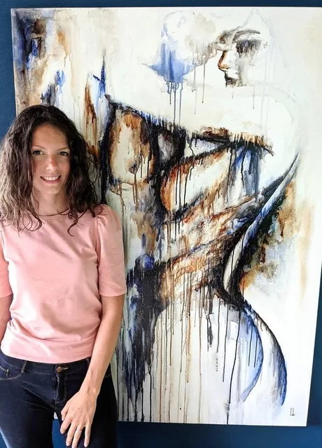 Marjo Lebbe standing beside Serendipity, the canvas rising well above her head