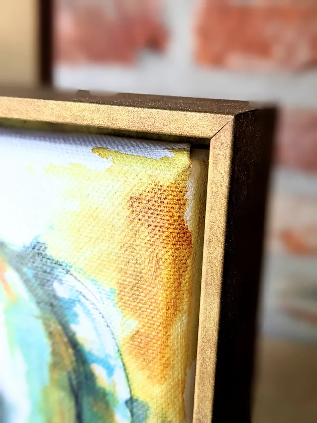 De hoek van een Small things lijst: het canvas dat zweeft in een goudkleurige houten baklijst