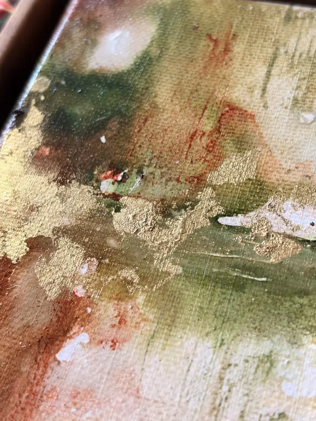 Detail van een Small things aquarel: goudpigment verwerkt in een groene en roestkleurige wassing