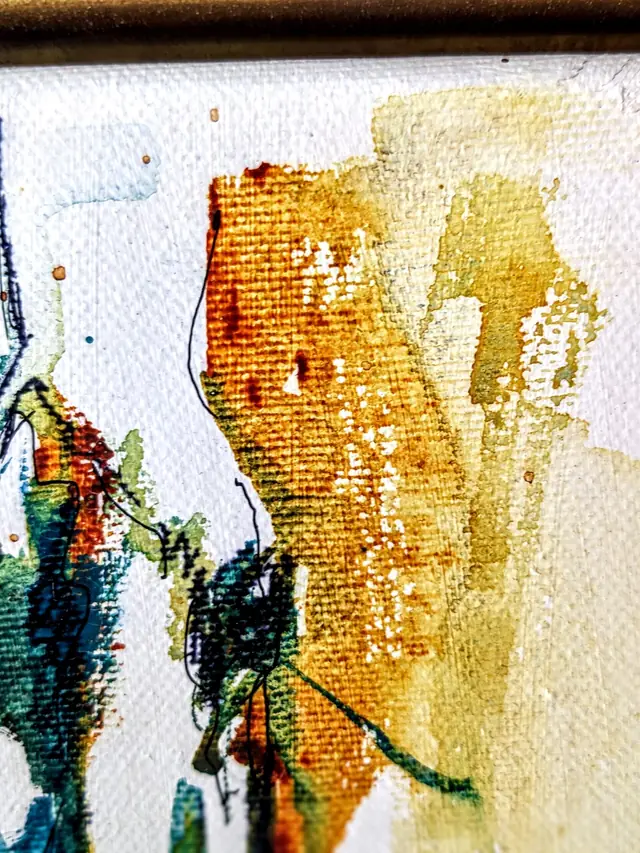 Detail van een Small things aquarel: oker- en blauwgroen pigment in de structuur van het linnen canvas