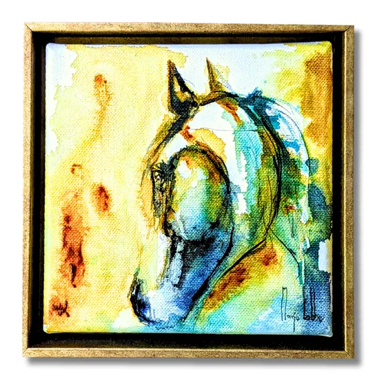 Small things: een paardenhoofd in geel, turkoois en oker in aquarel op een vierkant linnen canvas, in een goudkleurige baklijst