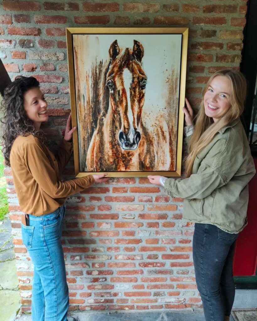 Marjo Lebbe and Esra de Ruiter holding custom art for Esra